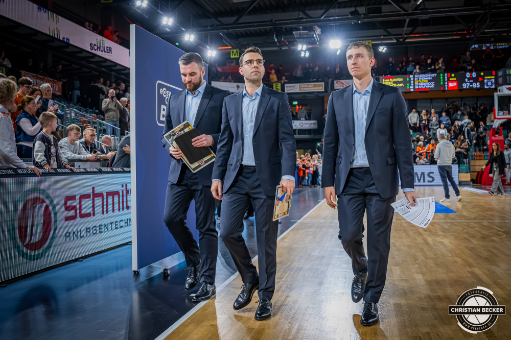 1. Basketball Bundesliga, easyCredit BBL, Saison 2025/2026, Herren, Hauptrunde, 9. Spieltag, 07.12.2025, RASTA Vechta - Veolia Hamburg Towers
Das Trainerteam der Veolia Towers Hamburg nach der Partie
Schlüsselwörter: 07.12.2025;1. Bundesliga;7. Spieltag;BBL;Basketball;Hamburg;Hauptrunde;Liga;RASTA;RASTA Dome;Saison 2025/2026;Towers;Vechta;Veolia;easycredit