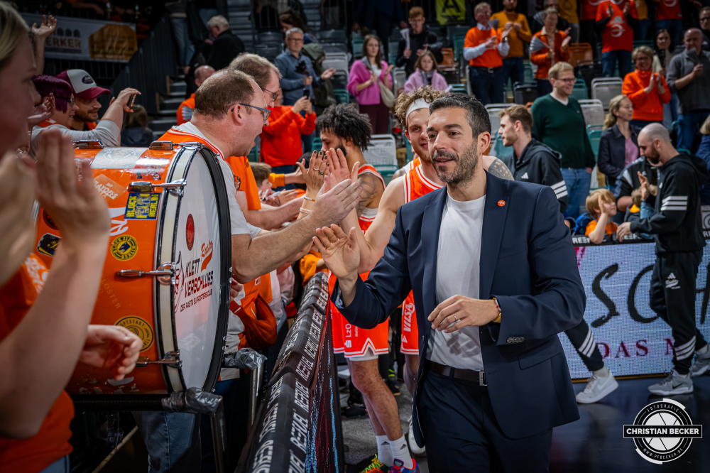 1. Basketball Bundesliga, easyCredit BBL, Saison 2025/2026, Herren, Hauptrunde, 9. Spieltag, 07.12.2025, RASTA Vechta - Veolia Hamburg Towers
Miguel Zapata (Assistent Coach - RASTA Vechta) nach der Partie
Schlüsselwörter: 07.12.2025;1. Bundesliga;7. Spieltag;BBL;Basketball;Hamburg;Hauptrunde;Liga;RASTA;RASTA Dome;Saison 2025/2026;Towers;Vechta;Veolia;easycredit