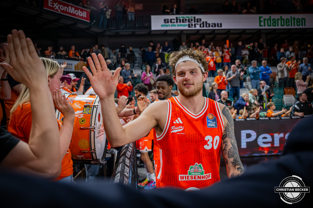 1. Basketball Bundesliga, easyCredit BBL, Saison 2025/2026, Herren, Hauptrunde, 9. Spieltag, 07.12.2025, RASTA Vechta - Veolia Hamburg Towers
Booker Coplin (#30 - RASTA Vechta) nach der Partie
Schlüsselwörter: 07.12.2025;1. Bundesliga;7. Spieltag;BBL;Basketball;Hamburg;Hauptrunde;Liga;RASTA;RASTA Dome;Saison 2025/2026;Towers;Vechta;Veolia;easycredit