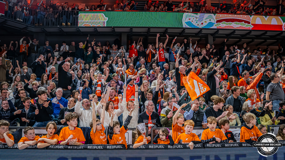 1. Basketball Bundesliga, easyCredit BBL, Saison 2025/2026, Herren, Hauptrunde, 15. Spieltag, 11.01.2026, RASTA Vechta - Fitness First W&uuml;rzburg Baskets
Die Fans von RASTA Vechta zeigen Emotionen w&auml;hrend der Partie
Schlüsselwörter: 1. Bundesliga;11.01.2026;15. Spieltag;BBL;Basketball;Baskets;First;Fitness;Hauptrunde;Liga;RASTA;RASTA Dome;Saison 2025/2026;Vechta;W&uuml;rzburg;easycredit