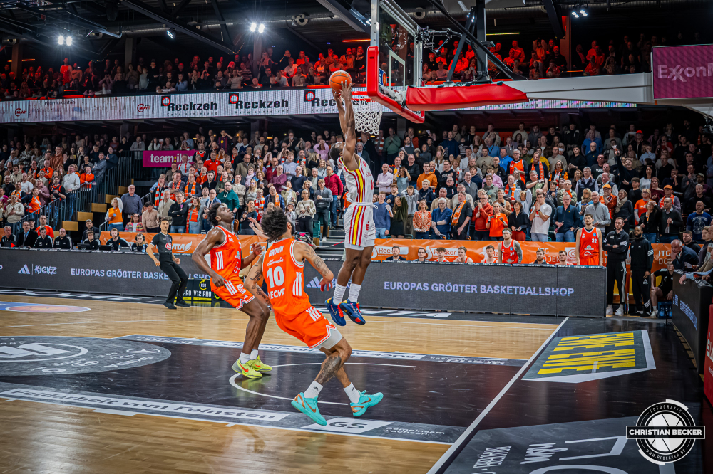 1. Basketball Bundesliga, easyCredit BBL, Saison 2025/2026, Herren, Hauptrunde, 15. Spieltag, 11.01.2026, RASTA Vechta - Fitness First W&uuml;rzburg Baskets
Davion Mintz (#10 - Fitness First W&uuml;rzburg Baskets) beim Korbleger
Schlüsselwörter: 1. Bundesliga;11.01.2026;15. Spieltag;BBL;Basketball;Baskets;First;Fitness;Hauptrunde;Liga;RASTA;RASTA Dome;Saison 2025/2026;Vechta;W&uuml;rzburg;easycredit