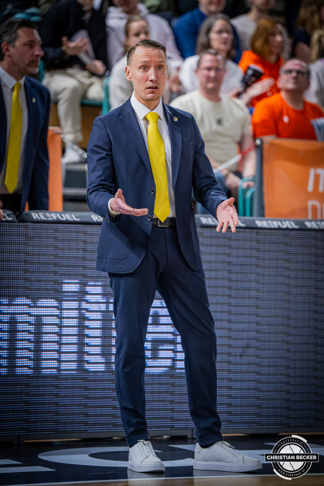 1. Basketball Bundesliga, easyCredit BBL, Saison 2025/2026, Herren, Hauptrunde, 24. Spieltag, 14.03.2026, RASTA Vechta - MHP Riesen Ludwigsburg
Mikko Riipinen (Head-Coach - MHP Riesen Ludwigsburg) w&auml;hrend der Partie
Schlüsselwörter: 1. Bundesliga;14.03.2026;24. Spieltag;BBL;Basketball;Hauptrunde;Liga;Ludwigsburg;MHP;RASTA;RASTA Dome;RIESEN;Saison 2025/2026;Vechta;easycredit