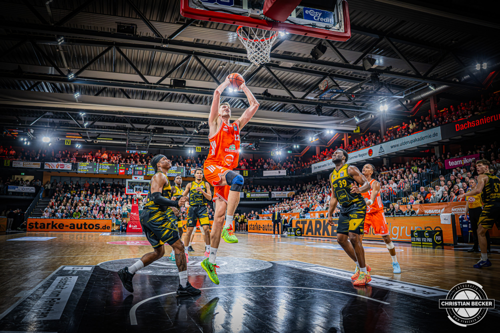 1. Basketball Bundesliga, easyCredit BBL, Saison 2025/2026, Herren, Hauptrunde, 24. Spieltag, 14.03.2026, RASTA Vechta - MHP Riesen Ludwigsburg
Tibor Plei&szlig; (#22 - RASTA Vechta) beim Dunk
Schlüsselwörter: 1. Bundesliga;14.03.2026;24. Spieltag;BBL;Basketball;Hauptrunde;Liga;Ludwigsburg;MHP;RASTA;RASTA Dome;RIESEN;Saison 2025/2026;Vechta;easycredit