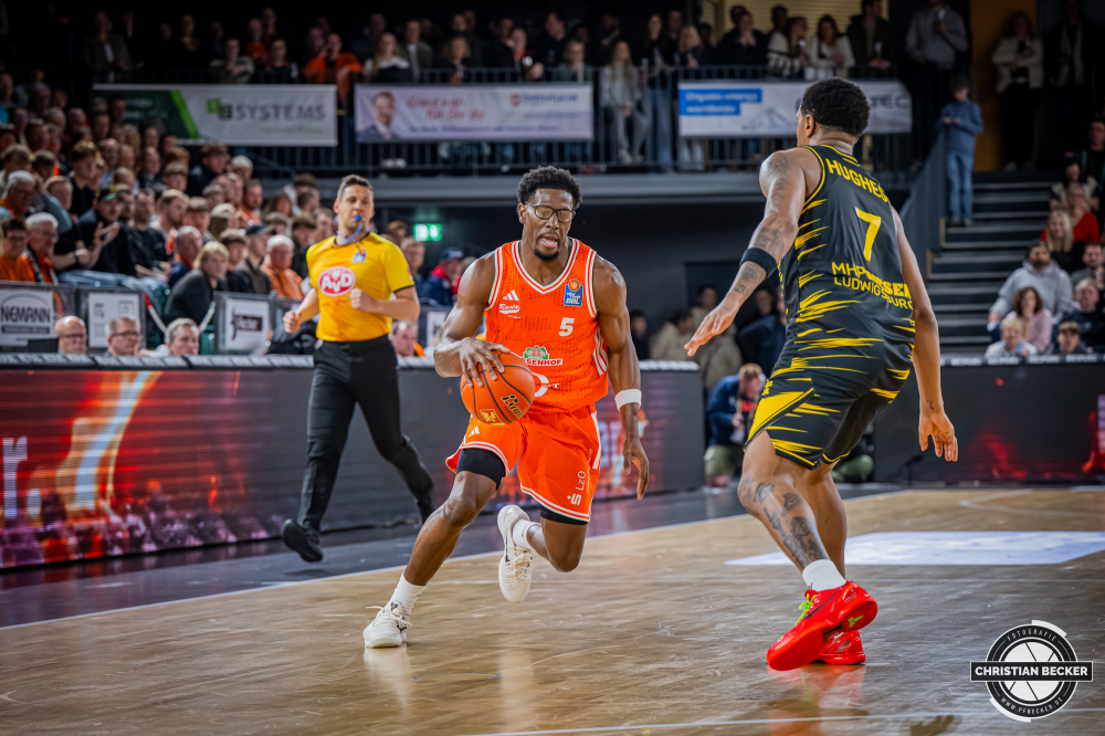 1. Basketball Bundesliga, easyCredit BBL, Saison 2025/2026, Herren, Hauptrunde, 24. Spieltag, 14.03.2026, RASTA Vechta - MHP Riesen Ludwigsburg
TJ Bamba (#5 - RASTA Vechta) in Aktion
Schlüsselwörter: 1. Bundesliga;14.03.2026;24. Spieltag;BBL;Basketball;Hauptrunde;Liga;Ludwigsburg;MHP;RASTA;RASTA Dome;RIESEN;Saison 2025/2026;Vechta;easycredit