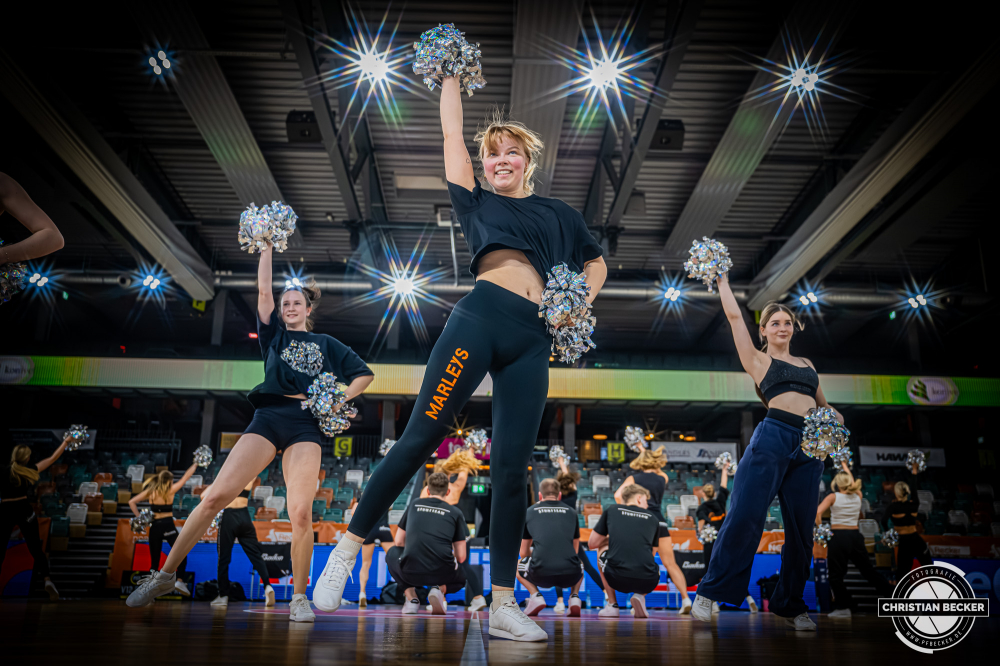 1. Basketball Bundesliga, easyCredit BBL, Saison 2025/2026, Herren, Hauptrunde, 27. Spieltag, 02.04.2026, RASTA Vechta - BMA365 Bamberg Baskets
Marleys (Cheerleader - RASTA Vechta) vor der Partie
Schlüsselwörter: 02.04.2026;1. Bundesliga;27. Spieltag;365;BBL;BMA;Bamberg;Basketball;Baskets;Hauptrunde;Liga;RASTA;RASTA Dome;Saison 2025/2026;Vechta;easycredit