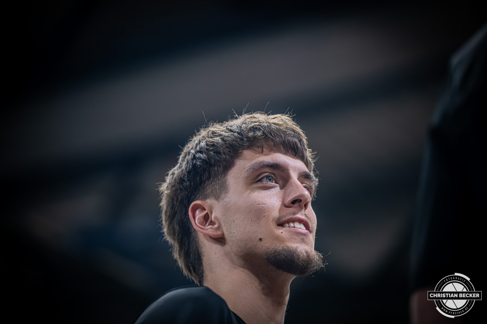 1. Basketball Bundesliga, easyCredit BBL, Saison 2025/2026, Herren, Hauptrunde, 27. Spieltag, 02.04.2026, RASTA Vechta - BMA365 Bamberg Baskets
Zachary Ensminger (#1 - BMA365 Bamberg Baskets) vor der Partie
Schlüsselwörter: 02.04.2026;1. Bundesliga;27. Spieltag;365;BBL;BMA;Bamberg;Basketball;Baskets;Hauptrunde;Liga;RASTA;RASTA Dome;Saison 2025/2026;Vechta;easycredit