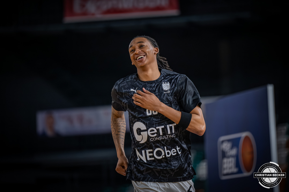 1. Basketball Bundesliga, easyCredit BBL, Saison 2025/2026, Herren, Hauptrunde, 27. Spieltag, 02.04.2026, RASTA Vechta - BMA365 Bamberg Baskets
Austin Crowley (#85 - BMA365 Bamberg Baskets) vor der Partie
Schlüsselwörter: 02.04.2026;1. Bundesliga;27. Spieltag;365;BBL;BMA;Bamberg;Basketball;Baskets;Hauptrunde;Liga;RASTA;RASTA Dome;Saison 2025/2026;Vechta;easycredit