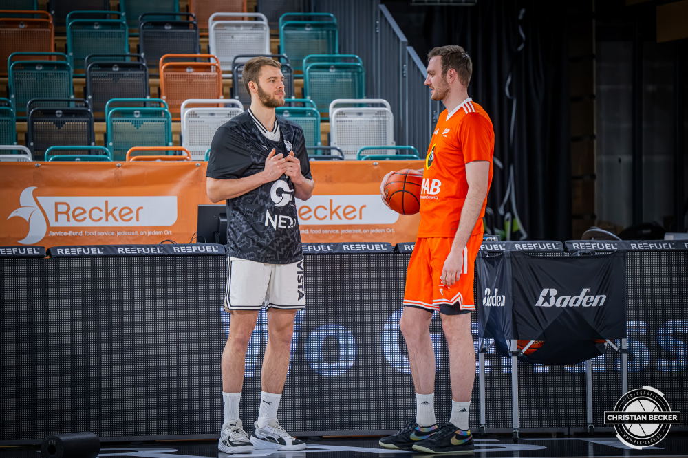 1. Basketball Bundesliga, easyCredit BBL, Saison 2025/2026, Herren, Hauptrunde, 27. Spieltag, 02.04.2026, RASTA Vechta - BMA365 Bamberg Baskets
Moritz Krimmer (#27 - BMA365 Bamberg Baskets) im Gespr&auml;ch mit Philipp Herkenhoff (#14 - RASTA Vechta) vor der Partie
Schlüsselwörter: 02.04.2026;1. Bundesliga;27. Spieltag;365;BBL;BMA;Bamberg;Basketball;Baskets;Hauptrunde;Liga;RASTA;RASTA Dome;Saison 2025/2026;Vechta;easycredit