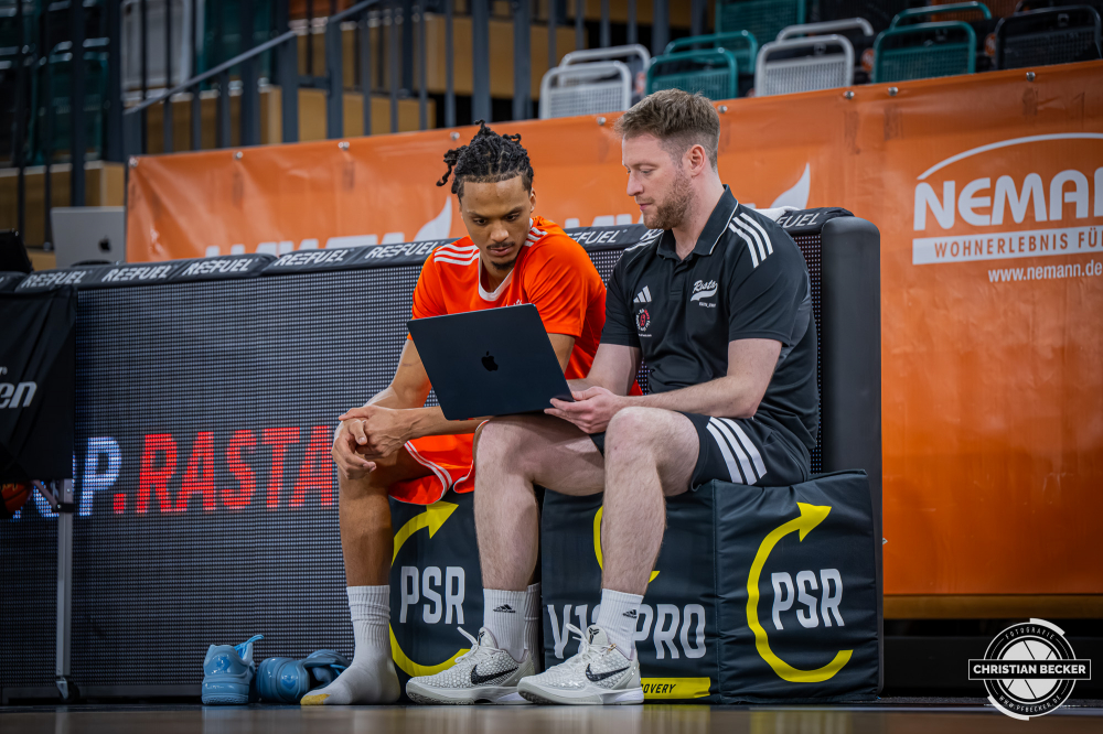 1. Basketball Bundesliga, easyCredit BBL, Saison 2025/2026, Herren, Hauptrunde, 27. Spieltag, 02.04.2026, RASTA Vechta - BMA365 Bamberg Baskets
Alonzo Verge (#11 - RASTA Vechta) und Marius Graf (Assistent Coach - RASTA Vechta) vor der Partie
Schlüsselwörter: 02.04.2026;1. Bundesliga;27. Spieltag;365;BBL;BMA;Bamberg;Basketball;Baskets;Hauptrunde;Liga;RASTA;RASTA Dome;Saison 2025/2026;Vechta;easycredit