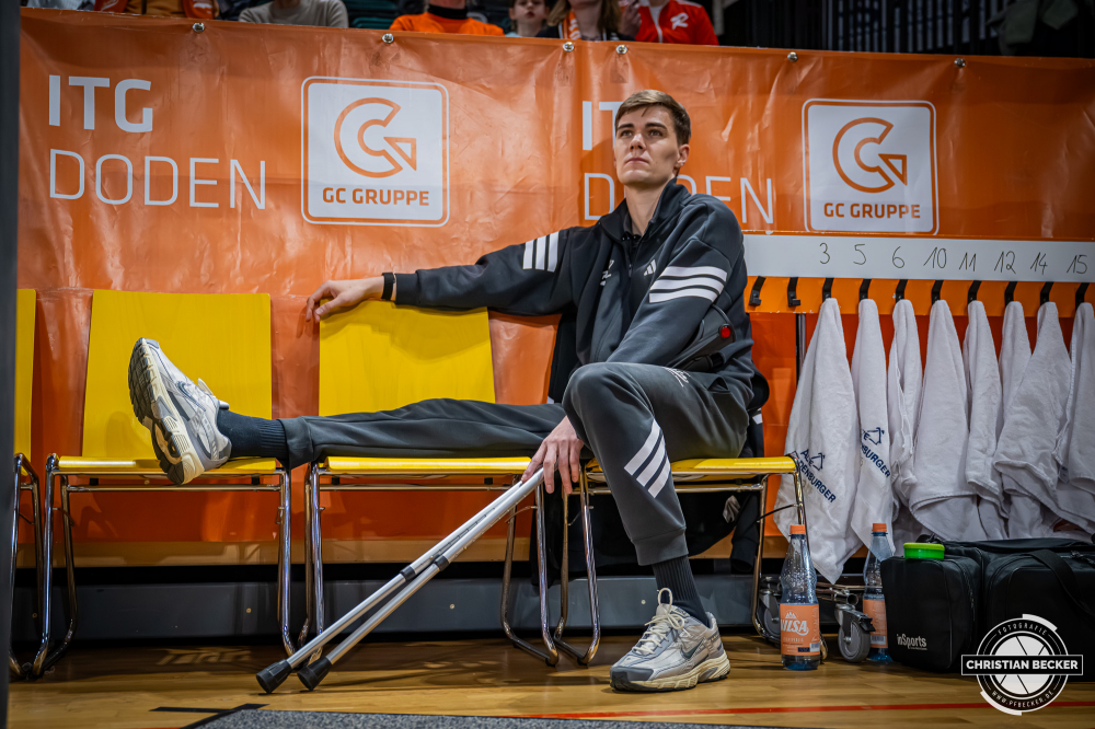 1. Basketball Bundesliga, easyCredit BBL, Saison 2025/2026, Herren, Hauptrunde, 27. Spieltag, 02.04.2026, RASTA Vechta - BMA365 Bamberg Baskets
Joschka Ferner (#9 - RASTA Vechta) verletzt auf der Bank
Schlüsselwörter: 02.04.2026;1. Bundesliga;27. Spieltag;365;BBL;BMA;Bamberg;Basketball;Baskets;Hauptrunde;Liga;RASTA;RASTA Dome;Saison 2025/2026;Vechta;easycredit