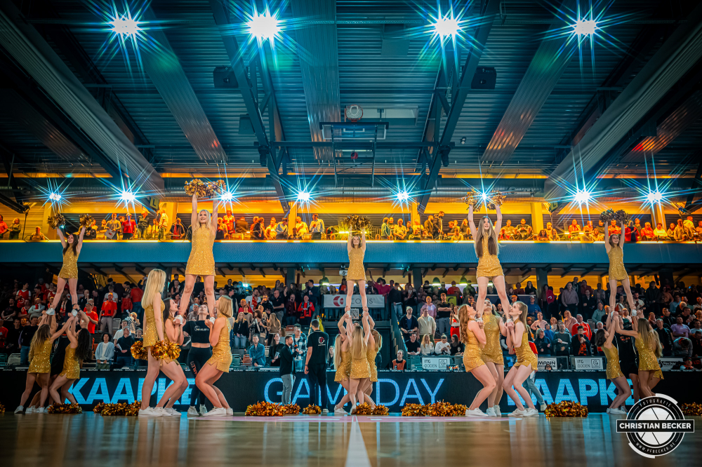 1. Basketball Bundesliga, easyCredit BBL, Saison 2025/2026, Herren, Hauptrunde, 27. Spieltag, 02.04.2026, RASTA Vechta - BMA365 Bamberg Baskets
Marleys (Cheerleader - RASTA Vechta) vor der Partie
Schlüsselwörter: 02.04.2026;1. Bundesliga;27. Spieltag;365;BBL;BMA;Bamberg;Basketball;Baskets;Hauptrunde;Liga;RASTA;RASTA Dome;Saison 2025/2026;Vechta;easycredit