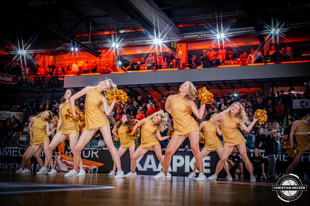 1. Basketball Bundesliga, easyCredit BBL, Saison 2025/2026, Herren, Hauptrunde, 27. Spieltag, 02.04.2026, RASTA Vechta - BMA365 Bamberg Baskets
Marleys (Cheerleader - RASTA Vechta) vor der Partie
Schlüsselwörter: 02.04.2026;1. Bundesliga;27. Spieltag;365;BBL;BMA;Bamberg;Basketball;Baskets;Hauptrunde;Liga;RASTA;RASTA Dome;Saison 2025/2026;Vechta;easycredit