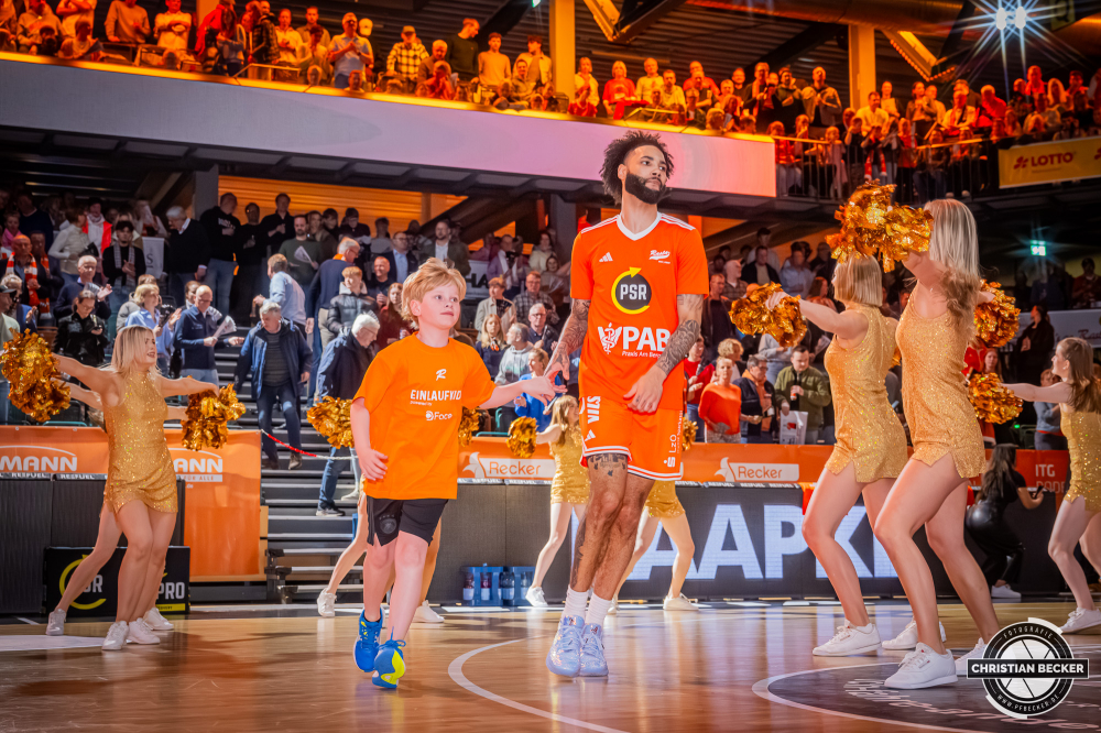 1. Basketball Bundesliga, easyCredit BBL, Saison 2025/2026, Herren, Hauptrunde, 27. Spieltag, 02.04.2026, RASTA Vechta - BMA365 Bamberg Baskets
Tevin Brown (#10 - RASTA Vechta) mit einem Einlaufkind
Schlüsselwörter: 02.04.2026;1. Bundesliga;27. Spieltag;365;BBL;BMA;Bamberg;Basketball;Baskets;Hauptrunde;Liga;RASTA;RASTA Dome;Saison 2025/2026;Vechta;easycredit