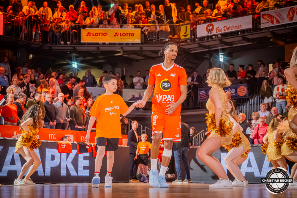 1. Basketball Bundesliga, easyCredit BBL, Saison 2025/2026, Herren, Hauptrunde, 27. Spieltag, 02.04.2026, RASTA Vechta - BMA365 Bamberg Baskets
Alonzo Verge (#11 - RASTA Vechta) mit einem Einlaufkind
Schlüsselwörter: 02.04.2026;1. Bundesliga;27. Spieltag;365;BBL;BMA;Bamberg;Basketball;Baskets;Hauptrunde;Liga;RASTA;RASTA Dome;Saison 2025/2026;Vechta;easycredit