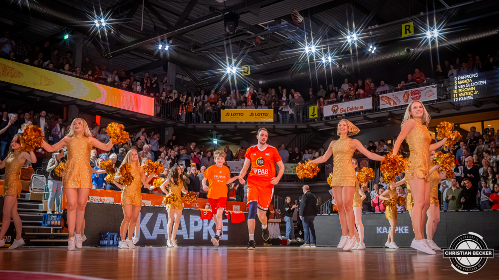 1. Basketball Bundesliga, easyCredit BBL, Saison 2025/2026, Herren, Hauptrunde, 27. Spieltag, 02.04.2026, RASTA Vechta - BMA365 Bamberg Baskets
Philipp Herkenhoff (#14 - RASTA Vechta) mit einem Einlaufkind
Schlüsselwörter: 02.04.2026;1. Bundesliga;27. Spieltag;365;BBL;BMA;Bamberg;Basketball;Baskets;Hauptrunde;Liga;RASTA;RASTA Dome;Saison 2025/2026;Vechta;easycredit