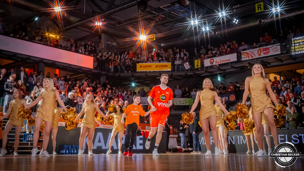 1. Basketball Bundesliga, easyCredit BBL, Saison 2025/2026, Herren, Hauptrunde, 27. Spieltag, 02.04.2026, RASTA Vechta - BMA365 Bamberg Baskets
Linus Trettin (#15 - RASTA Vechta) mit einem Einlaufkind
Schlüsselwörter: 02.04.2026;1. Bundesliga;27. Spieltag;365;BBL;BMA;Bamberg;Basketball;Baskets;Hauptrunde;Liga;RASTA;RASTA Dome;Saison 2025/2026;Vechta;easycredit