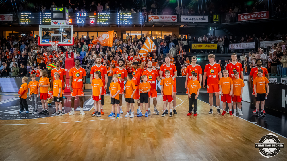 1. Basketball Bundesliga, easyCredit BBL, Saison 2025/2026, Herren, Hauptrunde, 27. Spieltag, 02.04.2026, RASTA Vechta - BMA365 Bamberg Baskets
Das Team von RASTA Vechta und die Einlaufkinder vor der Partie
Schlüsselwörter: 02.04.2026;1. Bundesliga;27. Spieltag;365;BBL;BMA;Bamberg;Basketball;Baskets;Hauptrunde;Liga;RASTA;RASTA Dome;Saison 2025/2026;Vechta;easycredit