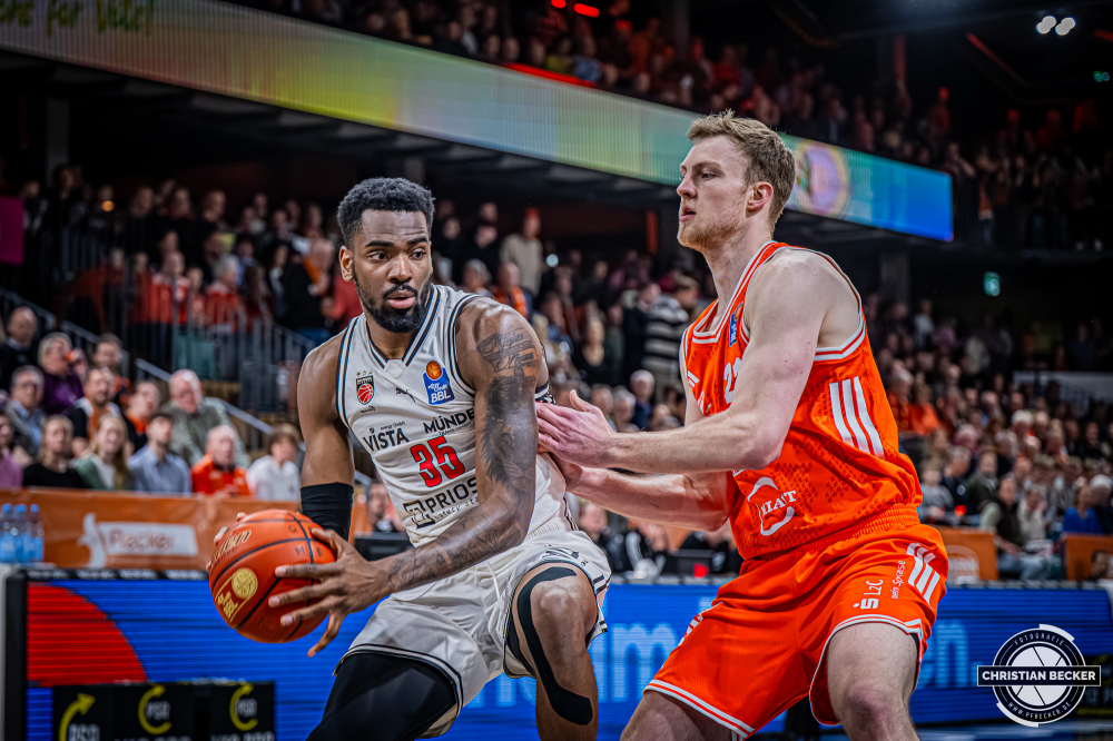 1. Basketball Bundesliga, easyCredit BBL, Saison 2025/2026, Herren, Hauptrunde, 27. Spieltag, 02.04.2026, RASTA Vechta - BMA365 Bamberg Baskets
Ejiofor Onu (#35 - BMA365 Bamberg Baskets) in Aktion gegen Lars Thiemann (#21 - RASTA Vechta)
Schlüsselwörter: 02.04.2026;1. Bundesliga;27. Spieltag;365;BBL;BMA;Bamberg;Basketball;Baskets;Hauptrunde;Liga;RASTA;RASTA Dome;Saison 2025/2026;Vechta;easycredit