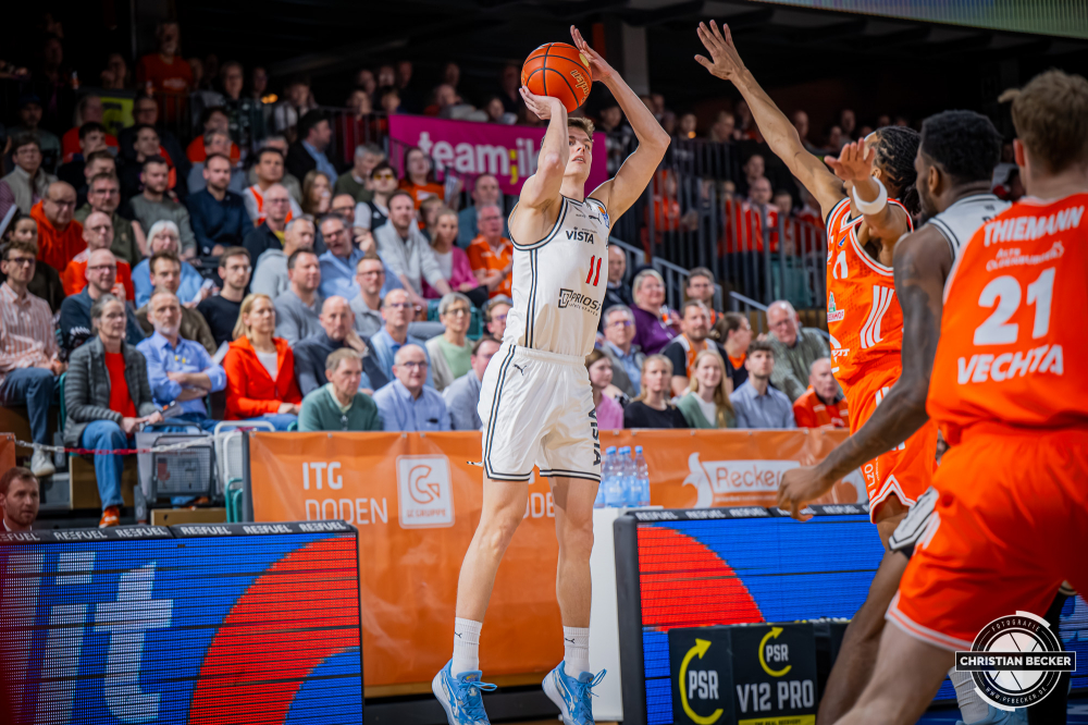 1. Basketball Bundesliga, easyCredit BBL, Saison 2025/2026, Herren, Hauptrunde, 27. Spieltag, 02.04.2026, RASTA Vechta - BMA365 Bamberg Baskets
Richard Balint (#11 - BMA365 Bamberg Baskets) beim Jumpshot
Schlüsselwörter: 02.04.2026;1. Bundesliga;27. Spieltag;365;BBL;BMA;Bamberg;Basketball;Baskets;Hauptrunde;Liga;RASTA;RASTA Dome;Saison 2025/2026;Vechta;easycredit