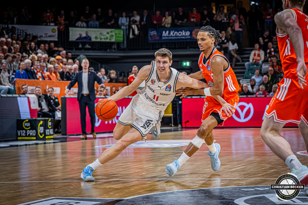 1. Basketball Bundesliga, easyCredit BBL, Saison 2025/2026, Herren, Hauptrunde, 27. Spieltag, 02.04.2026, RASTA Vechta - BMA365 Bamberg Baskets
Richard Balint (#11 - BMA365 Bamberg Baskets) in Aktion
Schlüsselwörter: 02.04.2026;1. Bundesliga;27. Spieltag;365;BBL;BMA;Bamberg;Basketball;Baskets;Hauptrunde;Liga;RASTA;RASTA Dome;Saison 2025/2026;Vechta;easycredit