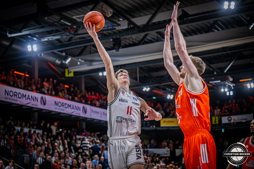 1. Basketball Bundesliga, easyCredit BBL, Saison 2025/2026, Herren, Hauptrunde, 27. Spieltag, 02.04.2026, RASTA Vechta - BMA365 Bamberg Baskets
Richard Balint (#11 - BMA365 Bamberg Baskets) beim Korbleger
Schlüsselwörter: 02.04.2026;1. Bundesliga;27. Spieltag;365;BBL;BMA;Bamberg;Basketball;Baskets;Hauptrunde;Liga;RASTA;RASTA Dome;Saison 2025/2026;Vechta;easycredit