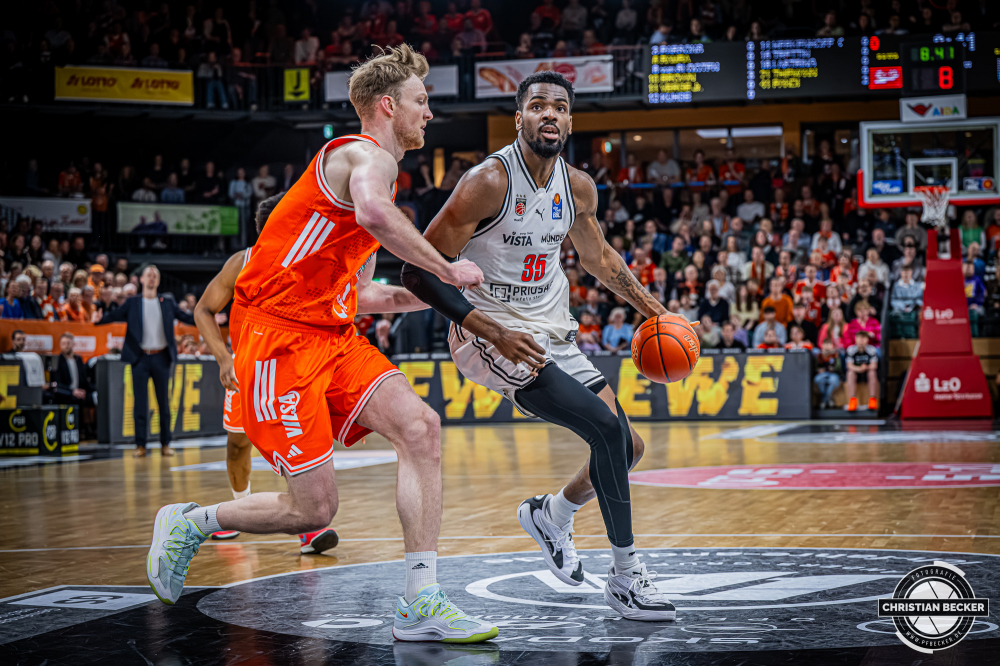1. Basketball Bundesliga, easyCredit BBL, Saison 2025/2026, Herren, Hauptrunde, 27. Spieltag, 02.04.2026, RASTA Vechta - BMA365 Bamberg Baskets
Ejiofor Onu (#35 - BMA365 Bamberg Baskets) in Aktion
Schlüsselwörter: 02.04.2026;1. Bundesliga;27. Spieltag;365;BBL;BMA;Bamberg;Basketball;Baskets;Hauptrunde;Liga;RASTA;RASTA Dome;Saison 2025/2026;Vechta;easycredit