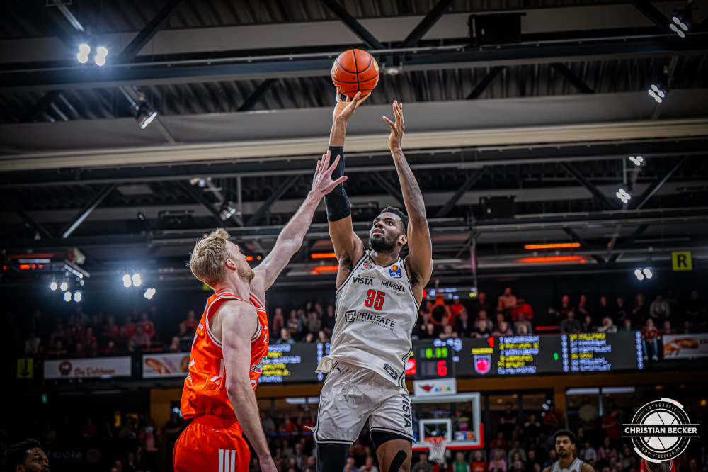 1. Basketball Bundesliga, easyCredit BBL, Saison 2025/2026, Herren, Hauptrunde, 27. Spieltag, 02.04.2026, RASTA Vechta - BMA365 Bamberg Baskets
Ejiofor Onu (#35 - BMA365 Bamberg Baskets) beim Jumpshot
Schlüsselwörter: 02.04.2026;1. Bundesliga;27. Spieltag;365;BBL;BMA;Bamberg;Basketball;Baskets;Hauptrunde;Liga;RASTA;RASTA Dome;Saison 2025/2026;Vechta;easycredit