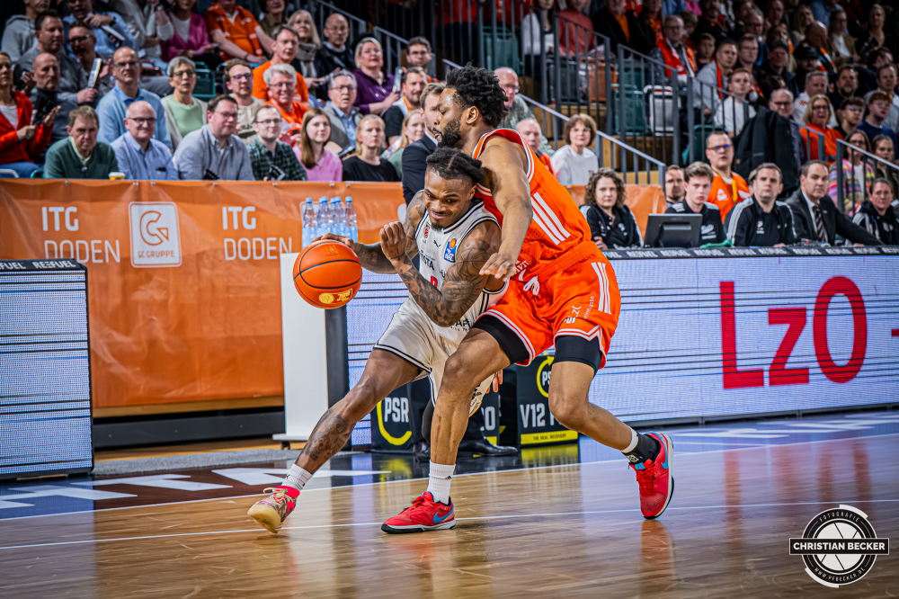 1. Basketball Bundesliga, easyCredit BBL, Saison 2025/2026, Herren, Hauptrunde, 27. Spieltag, 02.04.2026, RASTA Vechta - BMA365 Bamberg Baskets
Cobe Williams (#24 - BMA365 Bamberg Baskets) in Aktion
Schlüsselwörter: 02.04.2026;1. Bundesliga;27. Spieltag;365;BBL;BMA;Bamberg;Basketball;Baskets;Hauptrunde;Liga;RASTA;RASTA Dome;Saison 2025/2026;Vechta;easycredit