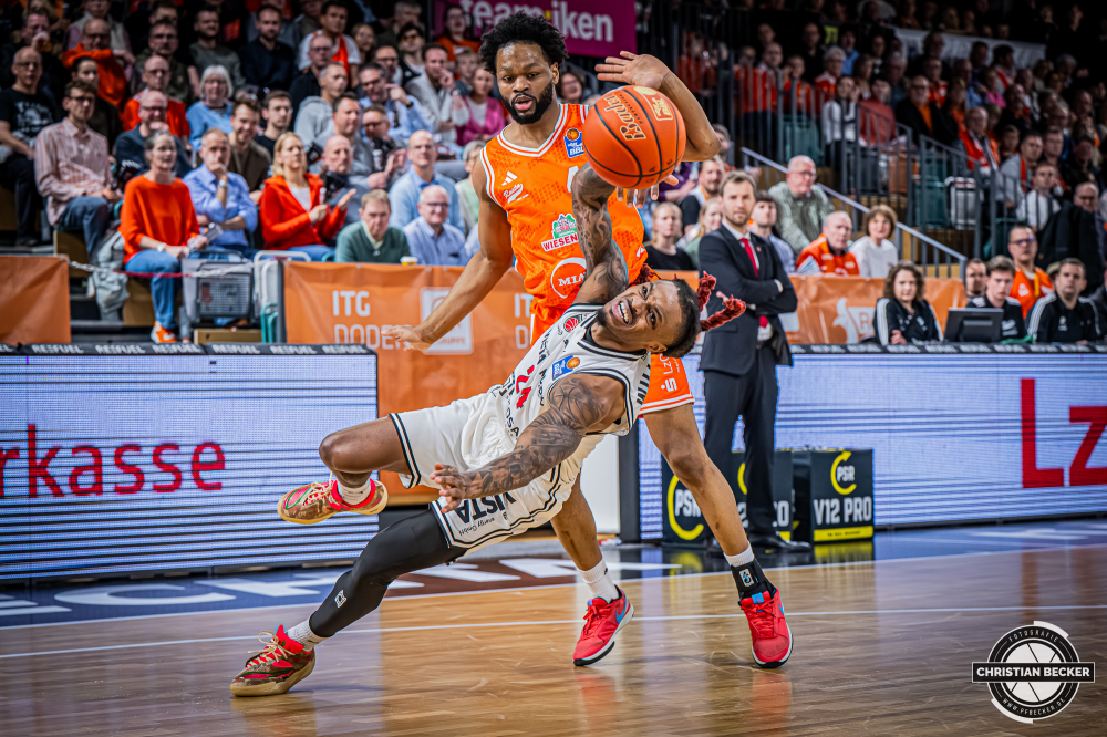 1. Basketball Bundesliga, easyCredit BBL, Saison 2025/2026, Herren, Hauptrunde, 27. Spieltag, 02.04.2026, RASTA Vechta - BMA365 Bamberg Baskets
Cobe Williams (#24 - BMA365 Bamberg Baskets) in Aktion
Schlüsselwörter: 02.04.2026;1. Bundesliga;27. Spieltag;365;BBL;BMA;Bamberg;Basketball;Baskets;Hauptrunde;Liga;RASTA;RASTA Dome;Saison 2025/2026;Vechta;easycredit