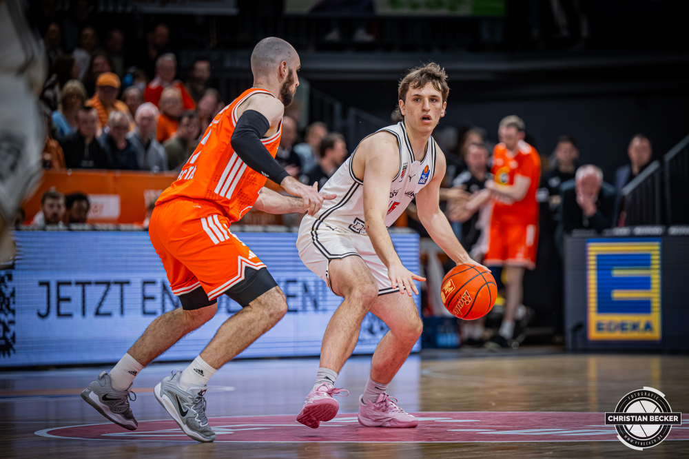 1. Basketball Bundesliga, easyCredit BBL, Saison 2025/2026, Herren, Hauptrunde, 27. Spieltag, 02.04.2026, RASTA Vechta - BMA365 Bamberg Baskets
Adrian Petkovic (#15 - BMA365 Bamberg Baskets) in Aktion
Schlüsselwörter: 02.04.2026;1. Bundesliga;27. Spieltag;365;BBL;BMA;Bamberg;Basketball;Baskets;Hauptrunde;Liga;RASTA;RASTA Dome;Saison 2025/2026;Vechta;easycredit