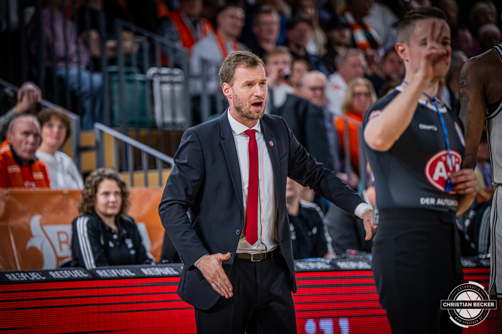 1. Basketball Bundesliga, easyCredit BBL, Saison 2025/2026, Herren, Hauptrunde, 27. Spieltag, 02.04.2026, RASTA Vechta - BMA365 Bamberg Baskets
Anton Gavel (Head Coach - BMA365 Bamberg Baskets) w&auml;hrend der Partie
Schlüsselwörter: 02.04.2026;1. Bundesliga;27. Spieltag;365;BBL;BMA;Bamberg;Basketball;Baskets;Hauptrunde;Liga;RASTA;RASTA Dome;Saison 2025/2026;Vechta;easycredit