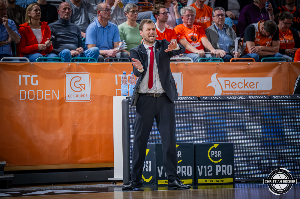 1. Basketball Bundesliga, easyCredit BBL, Saison 2025/2026, Herren, Hauptrunde, 27. Spieltag, 02.04.2026, RASTA Vechta - BMA365 Bamberg Baskets
Anton Gavel (Head Coach - BMA365 Bamberg Baskets) w&auml;hrend der Partie
Schlüsselwörter: 02.04.2026;1. Bundesliga;27. Spieltag;365;BBL;BMA;Bamberg;Basketball;Baskets;Hauptrunde;Liga;RASTA;RASTA Dome;Saison 2025/2026;Vechta;easycredit