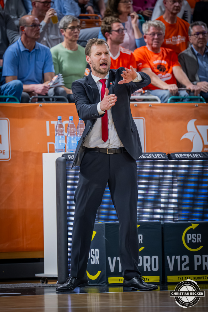 1. Basketball Bundesliga, easyCredit BBL, Saison 2025/2026, Herren, Hauptrunde, 27. Spieltag, 02.04.2026, RASTA Vechta - BMA365 Bamberg Baskets
Anton Gavel (Head Coach - BMA365 Bamberg Baskets) w&auml;hrend der Partie
Schlüsselwörter: 02.04.2026;1. Bundesliga;27. Spieltag;365;BBL;BMA;Bamberg;Basketball;Baskets;Hauptrunde;Liga;RASTA;RASTA Dome;Saison 2025/2026;Vechta;easycredit