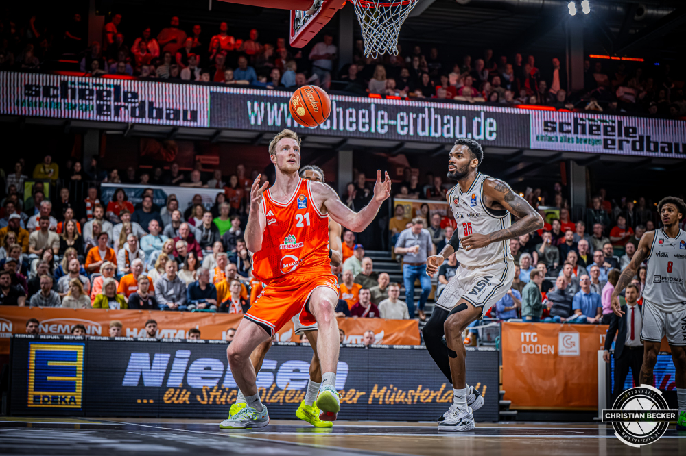 1. Basketball Bundesliga, easyCredit BBL, Saison 2025/2026, Herren, Hauptrunde, 27. Spieltag, 02.04.2026, RASTA Vechta - BMA365 Bamberg Baskets
Lars Thiemann (#21 - RASTA Vechta) in Aktion
Schlüsselwörter: 02.04.2026;1. Bundesliga;27. Spieltag;365;BBL;BMA;Bamberg;Basketball;Baskets;Hauptrunde;Liga;RASTA;RASTA Dome;Saison 2025/2026;Vechta;easycredit