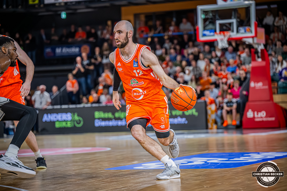 1. Basketball Bundesliga, easyCredit BBL, Saison 2025/2026, Herren, Hauptrunde, 27. Spieltag, 02.04.2026, RASTA Vechta - BMA365 Bamberg Baskets
Tommy Kuhse (#12 - RASTA Vechta) in Aktion
Schlüsselwörter: 02.04.2026;1. Bundesliga;27. Spieltag;365;BBL;BMA;Bamberg;Basketball;Baskets;Hauptrunde;Liga;RASTA;RASTA Dome;Saison 2025/2026;Vechta;easycredit