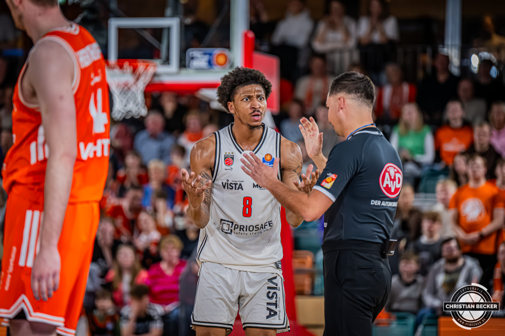 1. Basketball Bundesliga, easyCredit BBL, Saison 2025/2026, Herren, Hauptrunde, 27. Spieltag, 02.04.2026, RASTA Vechta - BMA365 Bamberg Baskets
Demarcus Demonia (#8 - BMA365 Bamberg Baskets) w&auml;hrend der Partie
Schlüsselwörter: 02.04.2026;1. Bundesliga;27. Spieltag;365;BBL;BMA;Bamberg;Basketball;Baskets;Hauptrunde;Liga;RASTA;RASTA Dome;Saison 2025/2026;Vechta;easycredit