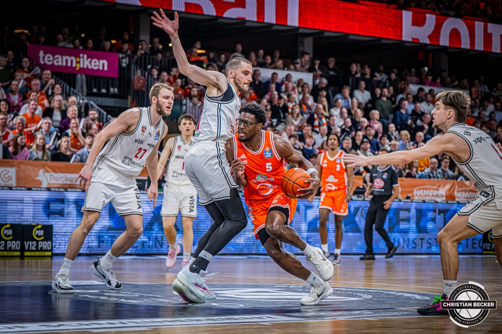 1. Basketball Bundesliga, easyCredit BBL, Saison 2025/2026, Herren, Hauptrunde, 27. Spieltag, 02.04.2026, RASTA Vechta - BMA365 Bamberg Baskets
TJ Bamba (#5 - RASTA Vechta) in Aktion
Schlüsselwörter: 02.04.2026;1. Bundesliga;27. Spieltag;365;BBL;BMA;Bamberg;Basketball;Baskets;Hauptrunde;Liga;RASTA;RASTA Dome;Saison 2025/2026;Vechta;easycredit