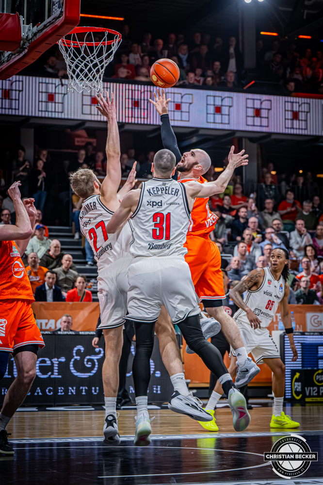 1. Basketball Bundesliga, easyCredit BBL, Saison 2025/2026, Herren, Hauptrunde, 27. Spieltag, 02.04.2026, RASTA Vechta - BMA365 Bamberg Baskets
Tommy Kuhse (#12 - RASTA Vechta) beim Korbleger
Schlüsselwörter: 02.04.2026;1. Bundesliga;27. Spieltag;365;BBL;BMA;Bamberg;Basketball;Baskets;Hauptrunde;Liga;RASTA;RASTA Dome;Saison 2025/2026;Vechta;easycredit