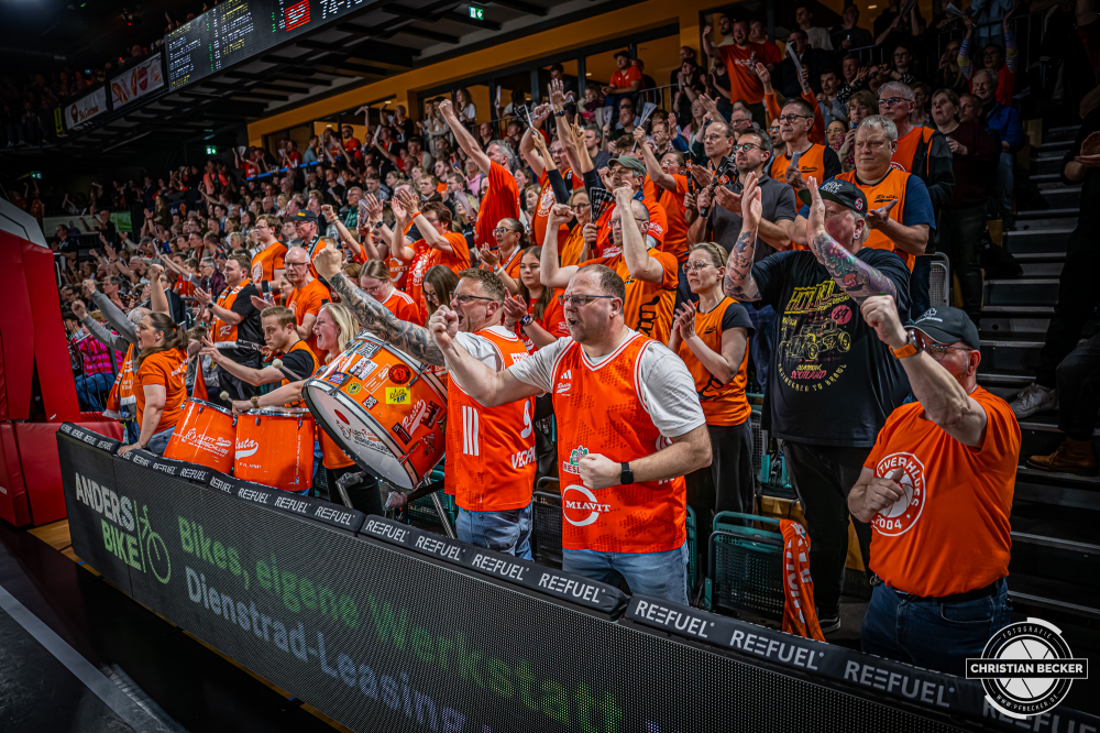 1. Basketball Bundesliga, easyCredit BBL, Saison 2025/2026, Herren, Hauptrunde, 27. Spieltag, 02.04.2026, RASTA Vechta - BMA365 Bamberg Baskets
Klettverschluss (Fanclub - RASTA Vechta) w&auml;hrend der Partie
Schlüsselwörter: 02.04.2026;1. Bundesliga;27. Spieltag;365;BBL;BMA;Bamberg;Basketball;Baskets;Hauptrunde;Liga;RASTA;RASTA Dome;Saison 2025/2026;Vechta;easycredit