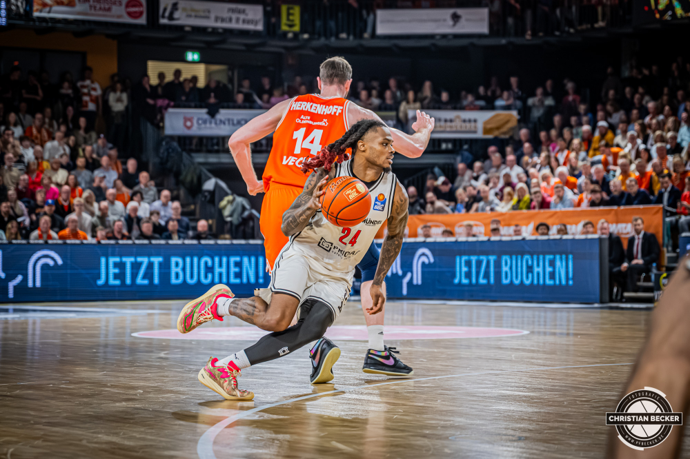 1. Basketball Bundesliga, easyCredit BBL, Saison 2025/2026, Herren, Hauptrunde, 27. Spieltag, 02.04.2026, RASTA Vechta - BMA365 Bamberg Baskets
Cobe Williams (#24 - BMA365 Bamberg Baskets) in Aktion
Schlüsselwörter: 02.04.2026;1. Bundesliga;27. Spieltag;365;BBL;BMA;Bamberg;Basketball;Baskets;Hauptrunde;Liga;RASTA;RASTA Dome;Saison 2025/2026;Vechta;easycredit