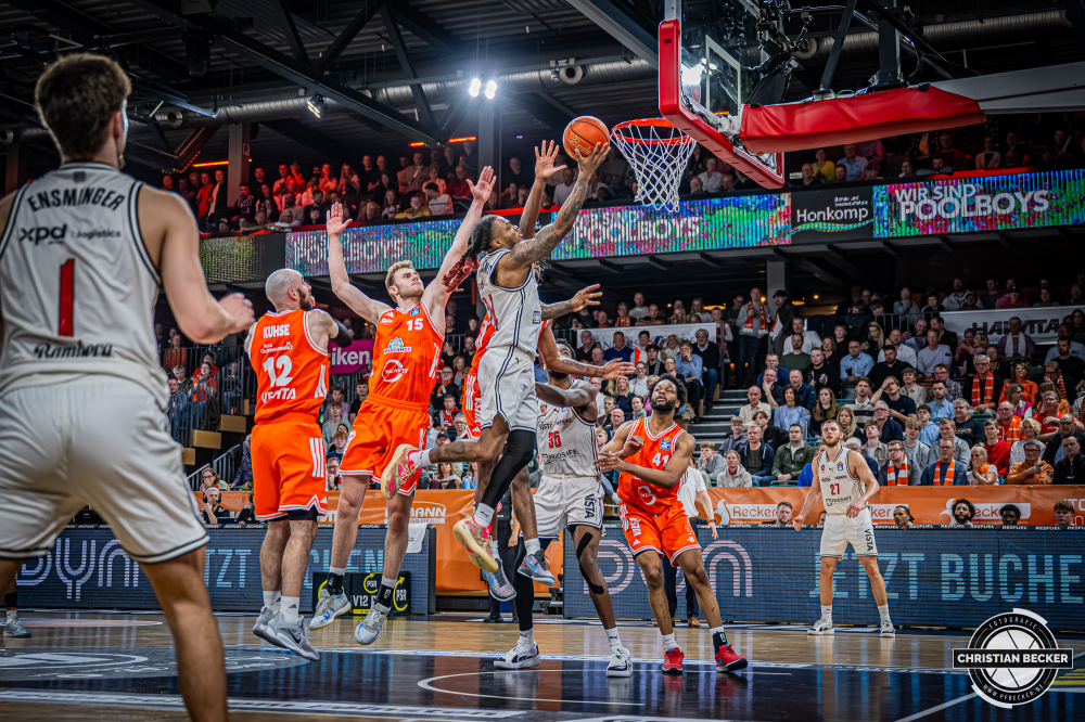 1. Basketball Bundesliga, easyCredit BBL, Saison 2025/2026, Herren, Hauptrunde, 27. Spieltag, 02.04.2026, RASTA Vechta - BMA365 Bamberg Baskets
Cobe Williams (#24 - BMA365 Bamberg Baskets) beim Korbleger
Schlüsselwörter: 02.04.2026;1. Bundesliga;27. Spieltag;365;BBL;BMA;Bamberg;Basketball;Baskets;Hauptrunde;Liga;RASTA;RASTA Dome;Saison 2025/2026;Vechta;easycredit