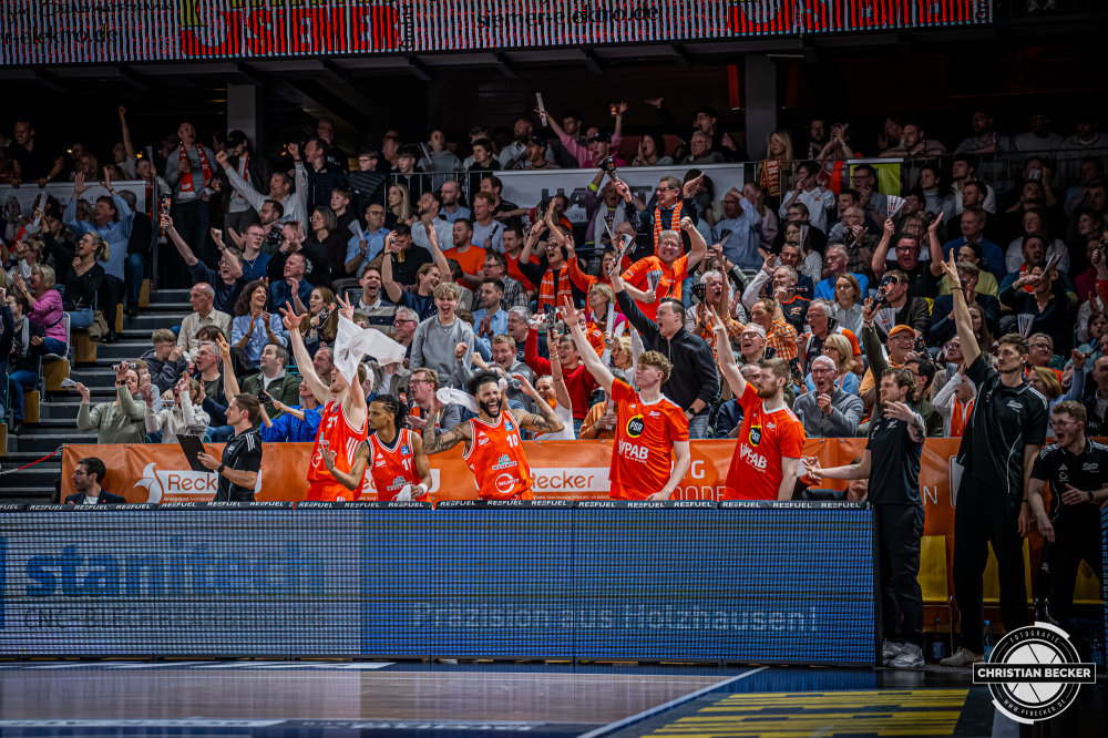 1. Basketball Bundesliga, easyCredit BBL, Saison 2025/2026, Herren, Hauptrunde, 27. Spieltag, 02.04.2026, RASTA Vechta - BMA365 Bamberg Baskets
Das Team von RASTA Vechta zeigt Emotionen w&auml;hrend der Partie
Schlüsselwörter: 02.04.2026;1. Bundesliga;27. Spieltag;365;BBL;BMA;Bamberg;Basketball;Baskets;Hauptrunde;Liga;RASTA;RASTA Dome;Saison 2025/2026;Vechta;easycredit