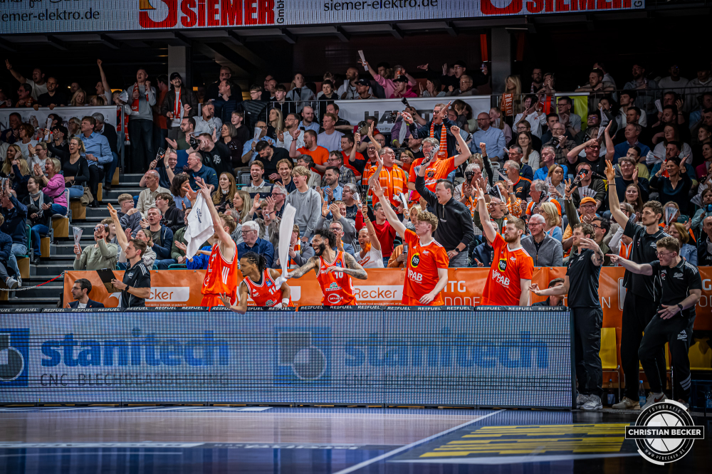 1. Basketball Bundesliga, easyCredit BBL, Saison 2025/2026, Herren, Hauptrunde, 27. Spieltag, 02.04.2026, RASTA Vechta - BMA365 Bamberg Baskets
Das Team von RASTA Vechta zeigt Emotionen w&auml;hrend der Partie
Schlüsselwörter: 02.04.2026;1. Bundesliga;27. Spieltag;365;BBL;BMA;Bamberg;Basketball;Baskets;Hauptrunde;Liga;RASTA;RASTA Dome;Saison 2025/2026;Vechta;easycredit