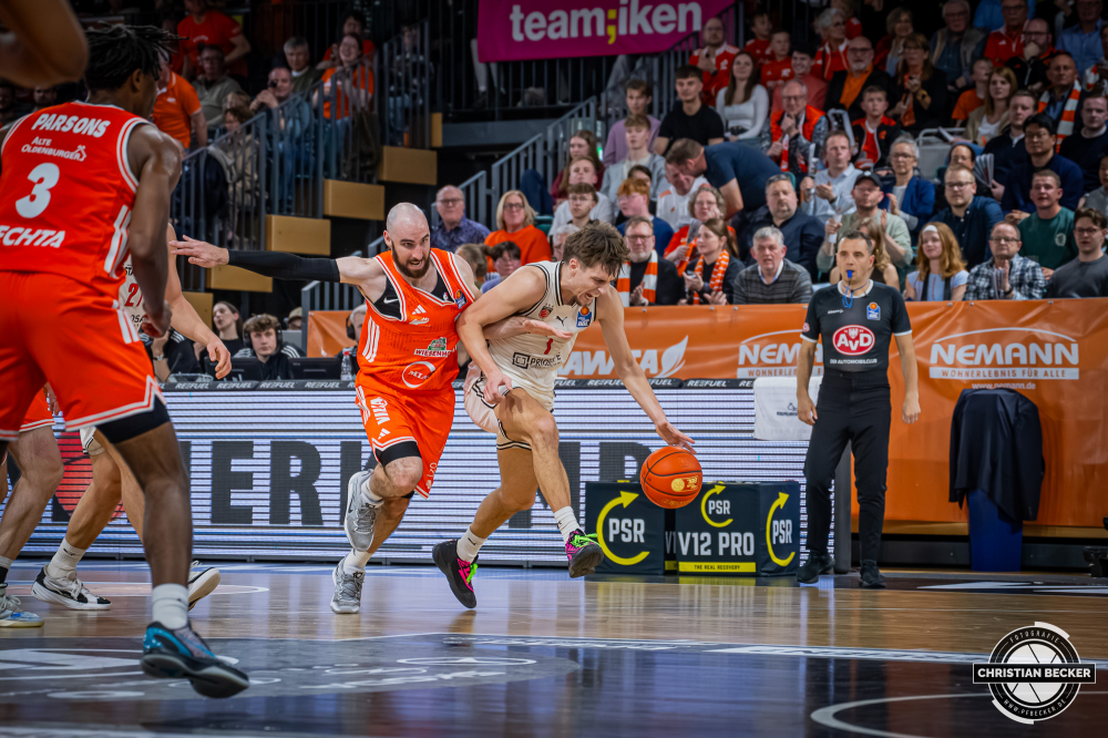 1. Basketball Bundesliga, easyCredit BBL, Saison 2025/2026, Herren, Hauptrunde, 27. Spieltag, 02.04.2026, RASTA Vechta - BMA365 Bamberg Baskets
Zachary Ensminger (#1 - BMA365 Bamberg Baskets) in Aktion gegen Tommy Kuhse (#12 - RASTA Vechta)
Schlüsselwörter: 02.04.2026;1. Bundesliga;27. Spieltag;365;BBL;BMA;Bamberg;Basketball;Baskets;Hauptrunde;Liga;RASTA;RASTA Dome;Saison 2025/2026;Vechta;easycredit