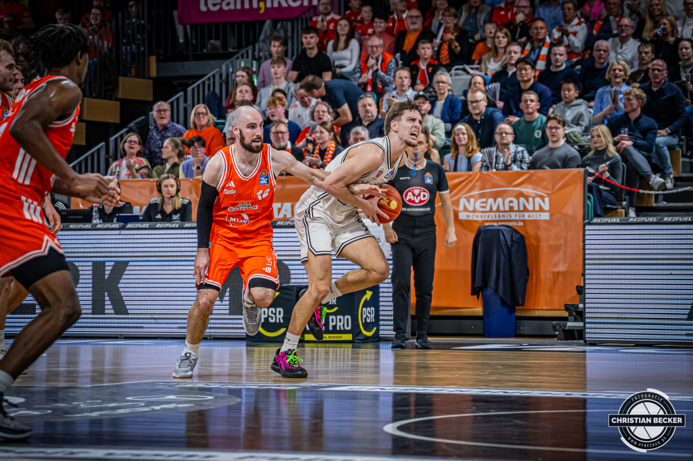 1. Basketball Bundesliga, easyCredit BBL, Saison 2025/2026, Herren, Hauptrunde, 27. Spieltag, 02.04.2026, RASTA Vechta - BMA365 Bamberg Baskets
Zachary Ensminger (#1 - BMA365 Bamberg Baskets) in Aktion gegen Tommy Kuhse (#12 - RASTA Vechta)
Schlüsselwörter: 02.04.2026;1. Bundesliga;27. Spieltag;365;BBL;BMA;Bamberg;Basketball;Baskets;Hauptrunde;Liga;RASTA;RASTA Dome;Saison 2025/2026;Vechta;easycredit