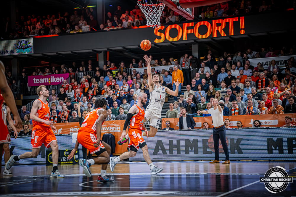 1. Basketball Bundesliga, easyCredit BBL, Saison 2025/2026, Herren, Hauptrunde, 27. Spieltag, 02.04.2026, RASTA Vechta - BMA365 Bamberg Baskets
Zachary Ensminger (#1 - BMA365 Bamberg Baskets) beim Korbleger
Schlüsselwörter: 02.04.2026;1. Bundesliga;27. Spieltag;365;BBL;BMA;Bamberg;Basketball;Baskets;Hauptrunde;Liga;RASTA;RASTA Dome;Saison 2025/2026;Vechta;easycredit