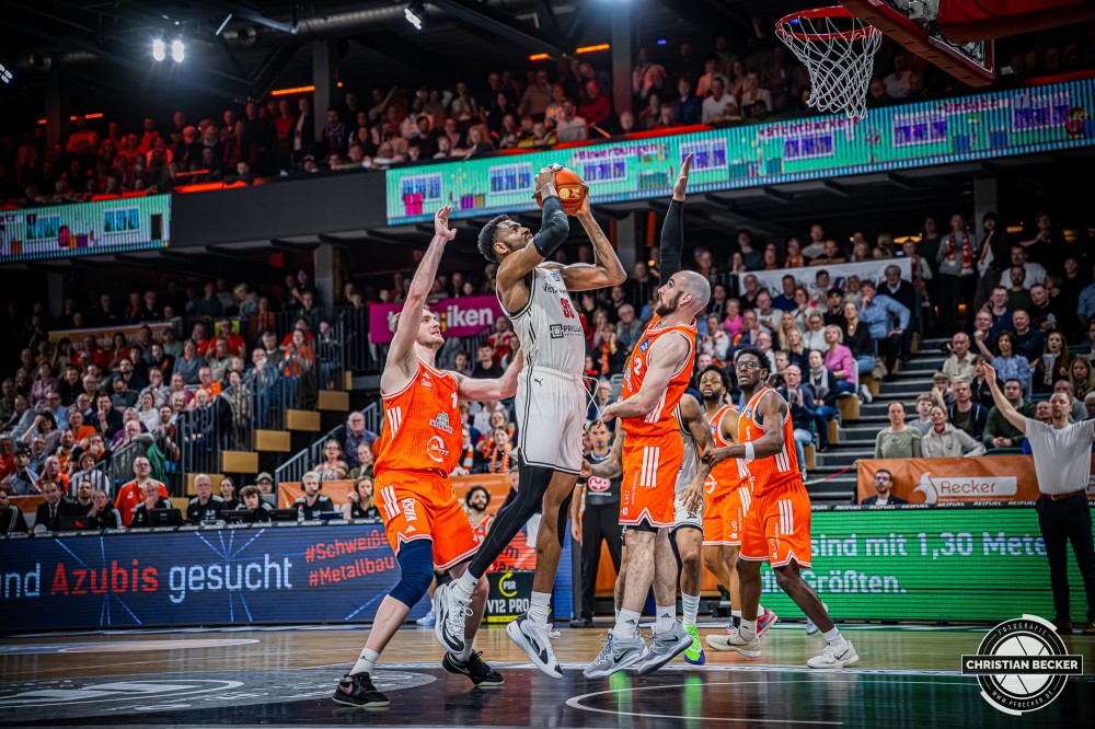 1. Basketball Bundesliga, easyCredit BBL, Saison 2025/2026, Herren, Hauptrunde, 27. Spieltag, 02.04.2026, RASTA Vechta - BMA365 Bamberg Baskets
Ejiofor Onu (#35 - BMA365 Bamberg Baskets) beim Korbleger
Schlüsselwörter: 02.04.2026;1. Bundesliga;27. Spieltag;365;BBL;BMA;Bamberg;Basketball;Baskets;Hauptrunde;Liga;RASTA;RASTA Dome;Saison 2025/2026;Vechta;easycredit