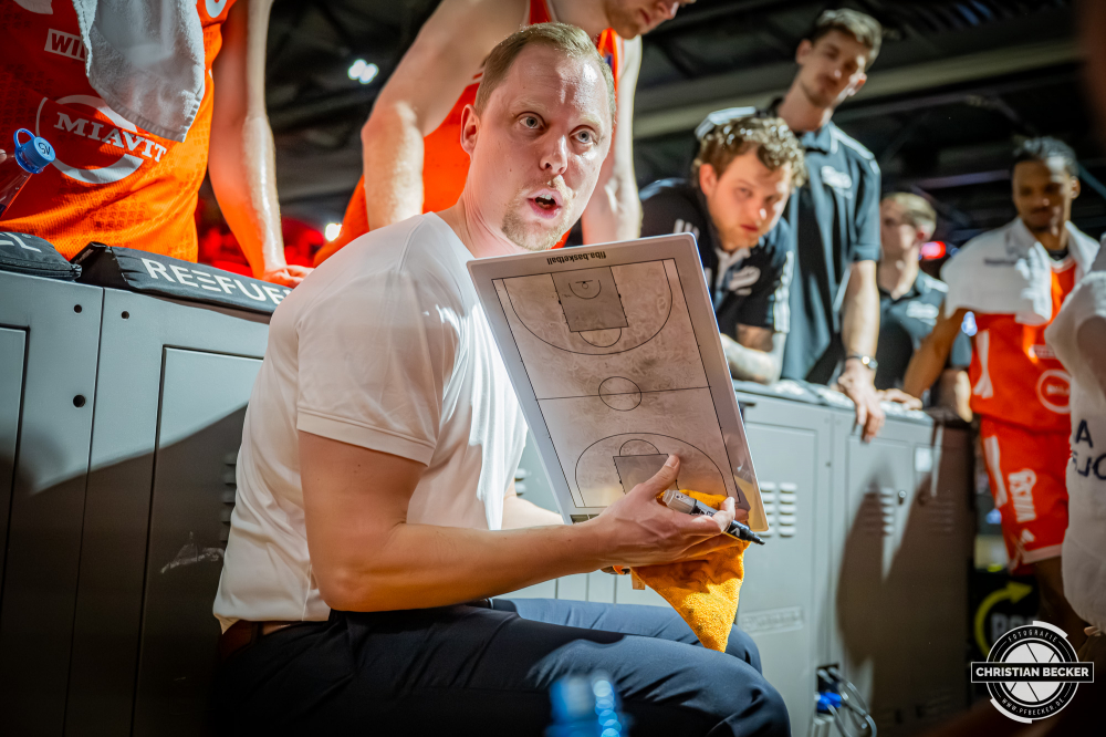 1. Basketball Bundesliga, easyCredit BBL, Saison 2025/2026, Herren, Hauptrunde, 27. Spieltag, 02.04.2026, RASTA Vechta - BMA365 Bamberg Baskets
Christian Held (Head-Coach - RASTA Vechta) w&auml;hrend der Partie
Schlüsselwörter: 02.04.2026;1. Bundesliga;27. Spieltag;365;BBL;BMA;Bamberg;Basketball;Baskets;Hauptrunde;Liga;RASTA;RASTA Dome;Saison 2025/2026;Vechta;easycredit