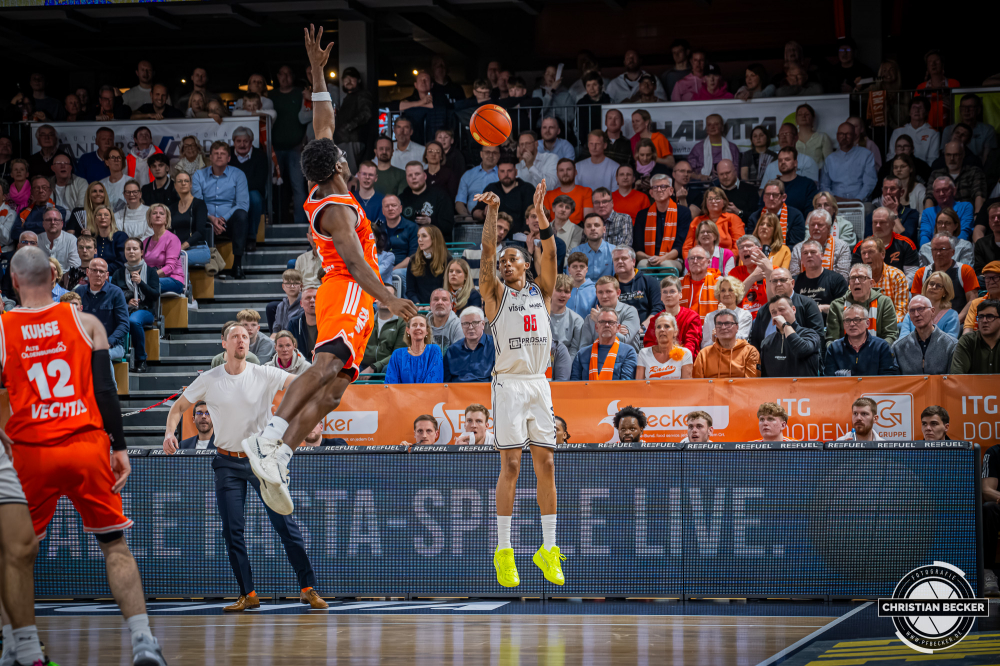 1. Basketball Bundesliga, easyCredit BBL, Saison 2025/2026, Herren, Hauptrunde, 27. Spieltag, 02.04.2026, RASTA Vechta - BMA365 Bamberg Baskets
Austin Crowley (#85 - BMA365 Bamberg Baskets) beim Jumpshot
Schlüsselwörter: 02.04.2026;1. Bundesliga;27. Spieltag;365;BBL;BMA;Bamberg;Basketball;Baskets;Hauptrunde;Liga;RASTA;RASTA Dome;Saison 2025/2026;Vechta;easycredit