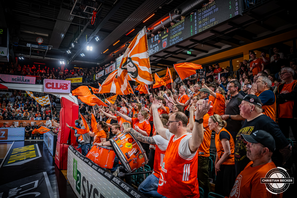 1. Basketball Bundesliga, easyCredit BBL, Saison 2025/2026, Herren, Hauptrunde, 27. Spieltag, 02.04.2026, RASTA Vechta - BMA365 Bamberg Baskets
Klettverschluss (Fanclub - RASTA Vechta) w&auml;hrend der Partie
Schlüsselwörter: 02.04.2026;1. Bundesliga;27. Spieltag;365;BBL;BMA;Bamberg;Basketball;Baskets;Hauptrunde;Liga;RASTA;RASTA Dome;Saison 2025/2026;Vechta;easycredit